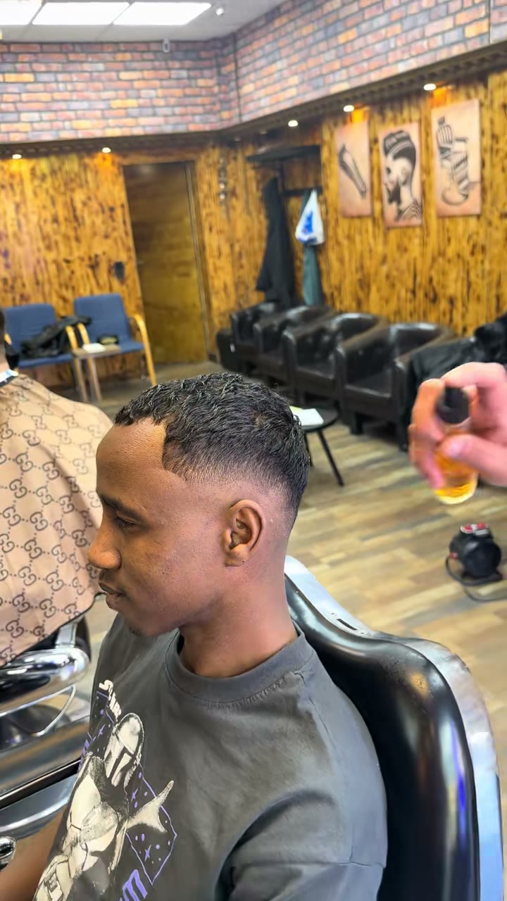 Scharfer Skin Fade von der Seite