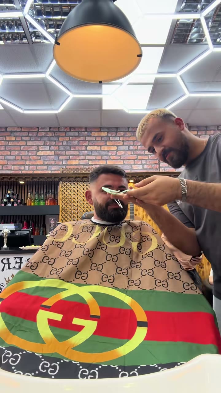 Barbershop Royal Innenraum mit Wabenlicht und Ziegelwand in Hagen