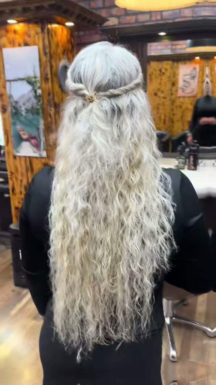Frisch gestylter Slick-Back-Look